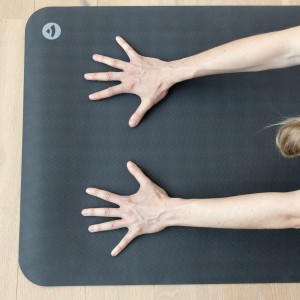 656sg_bodhi_ecopro_yogamatte_anthrazit_anwendung.jpg