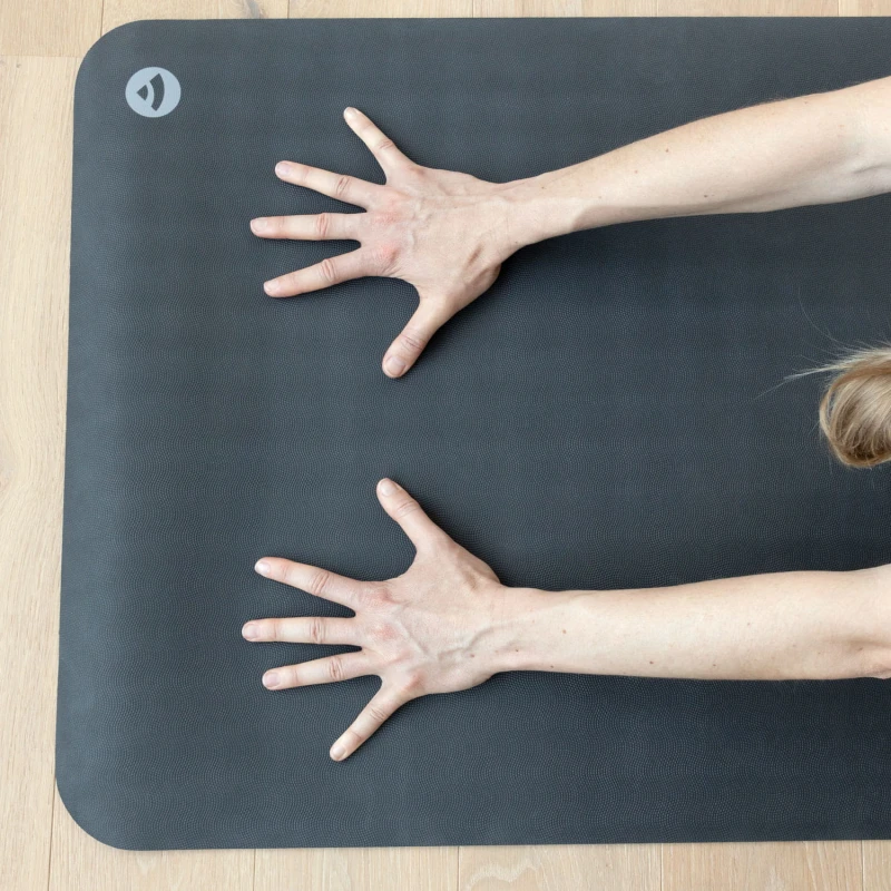 656sg_bodhi_ecopro_yogamatte_anthrazit_anwendung.jpg