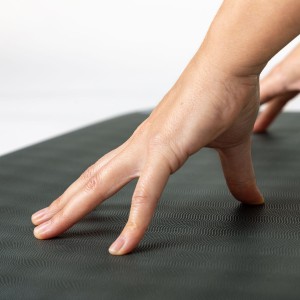 656sg_yoga_meditation_pilates_naturkautschuk_yogamatte_ecopro_schiefergrau_hand_struktur.jpg
