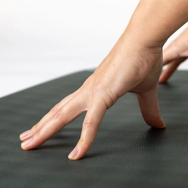 656sg_yoga_meditation_pilates_naturkautschuk_yogamatte_ecopro_schiefergrau_hand_struktur.jpg